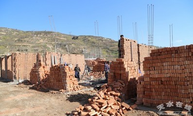 刘天波检查指导红堡镇曹冯新村易地扶贫搬迁工作(图)--天水在线